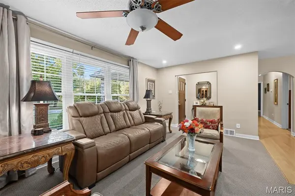 671 Glen Crossing RD, Glen Carbon, IL 62034
