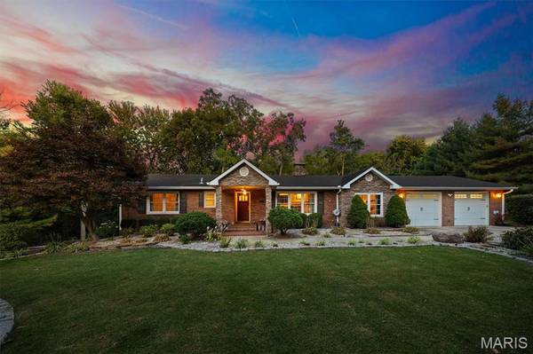 671 Glen Crossing RD, Glen Carbon, IL 62034