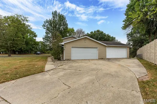 904 W Miller DR, Staunton, IL 62088