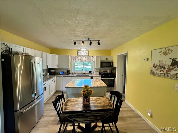 5667 Humbert RD, Godfrey, IL 62035