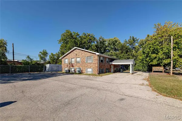 444 Candle Light LN, Hazelwood, MO 63042