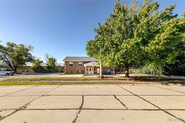 444 Candle Light LN, Hazelwood, MO 63042