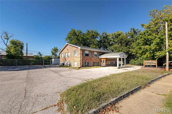 444 Candle Light LN, Hazelwood, MO 63042