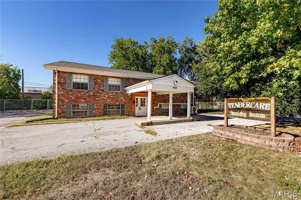 444 Candle Light LN, Hazelwood, MO 63042