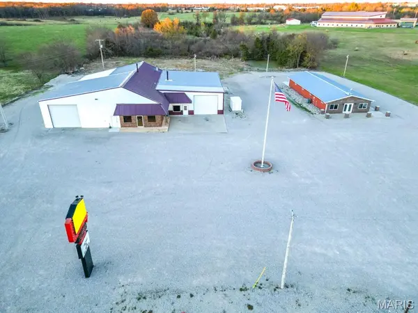 19243 EQUESTRIAN RD, Lebanon, MO 65536