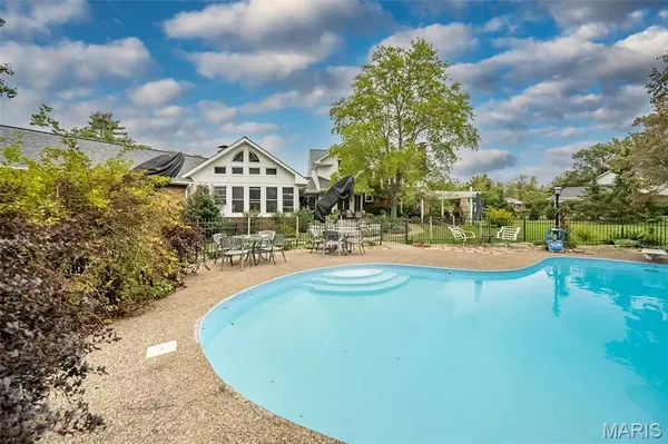 12580 Durbin DR, Town And Country, MO 63141