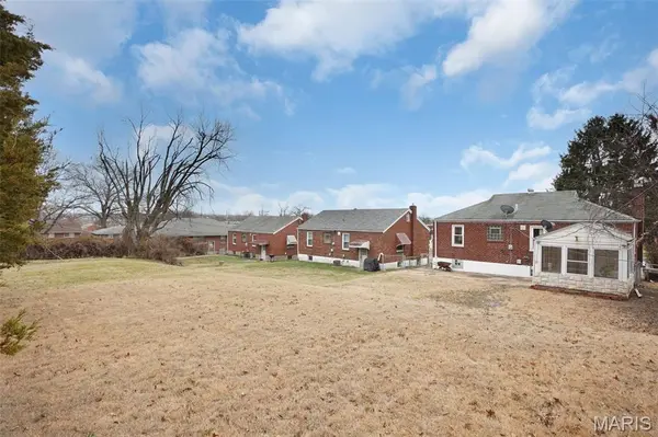 813 Chain Of Rocks DR, St Louis, MO 63137