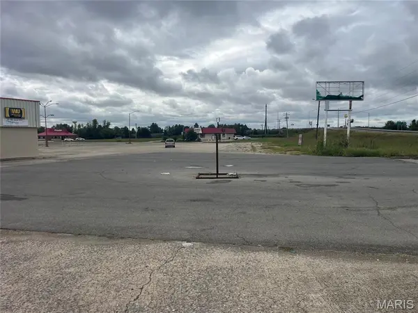 3,5,7,9 Charleston Plaza, Charleston, MO 63834