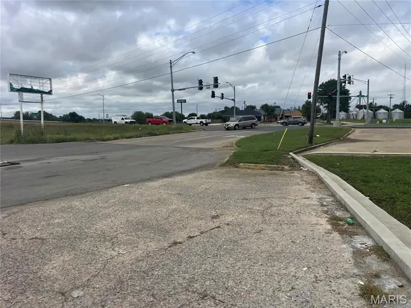 3,5,7,9 Charleston Plaza, Charleston, MO 63834