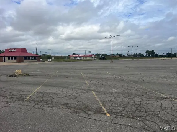 3,5,7,9 Charleston Plaza, Charleston, MO 63834