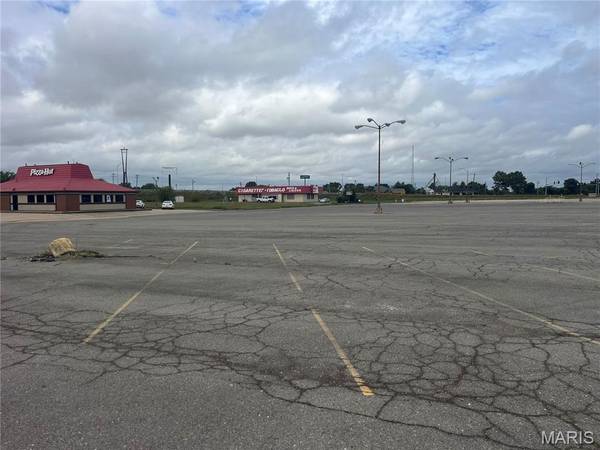 3,5,7,9 Charleston Plaza, Charleston, MO 63834