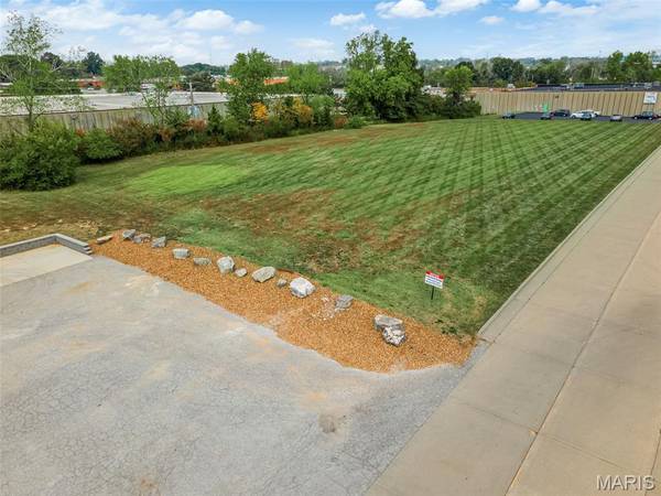 1160 Walters Way LN, Olivette, MO 63132