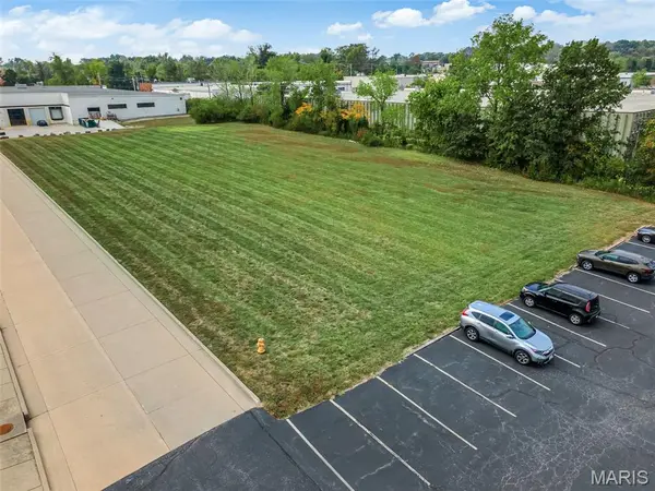 1160 Walters Way LN, Olivette, MO 63132