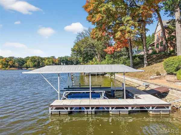 22 Holloway DR, Lake St Louis, MO 63367