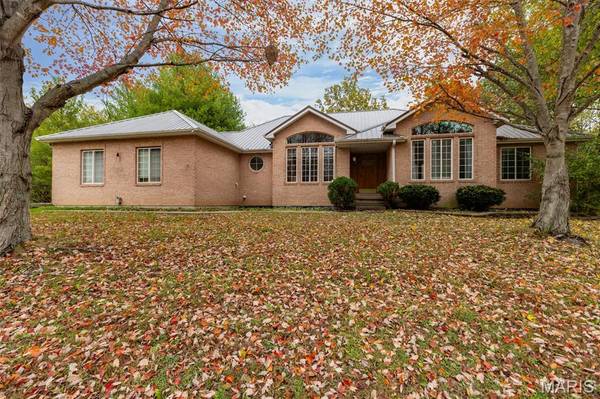 2 Deer Hollow LN, Litchfield, IL 62056