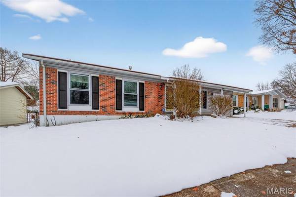 12119 El Camara DR, Florissant, MO 63033