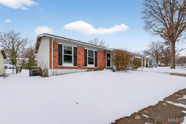 12119 El Camara DR, Florissant, MO 63033