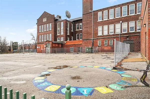4025 Sullivan AVE, St Louis, MO 63107