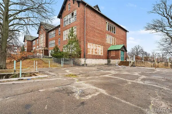2931 Arlington AVE, St Louis, MO 63120