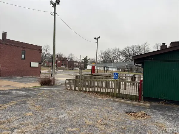 923 W Main Main, Belleville, IL 62220