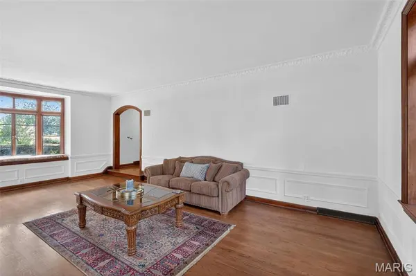 22 Country Club PL, Belleville, IL 62223