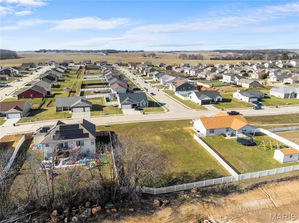 1131 Castle Green DR, Waterloo, IL 62298