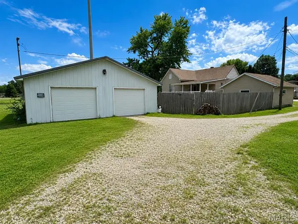 406 S Poplar ST, Mount Olive, IL 62069