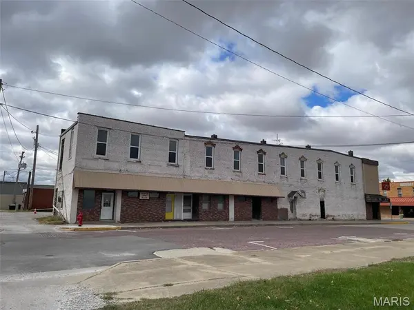 101 W State, Nokomis, IL 62075