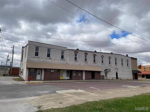 101 W State, Nokomis, IL 62075