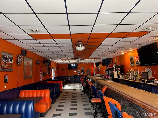 101 W State, Nokomis, IL 62075