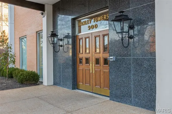 900 S Hanley RD #11B, Clayton, MO 63105