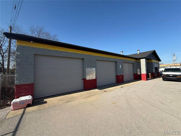 1020 Milton RD, Alton, IL 62002