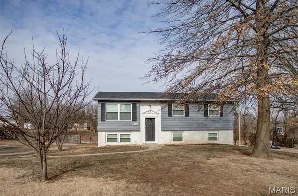 5916 Dogwood LN, Godfrey, IL 62035