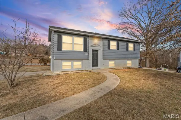 5916 Dogwood LN, Godfrey, IL 62035