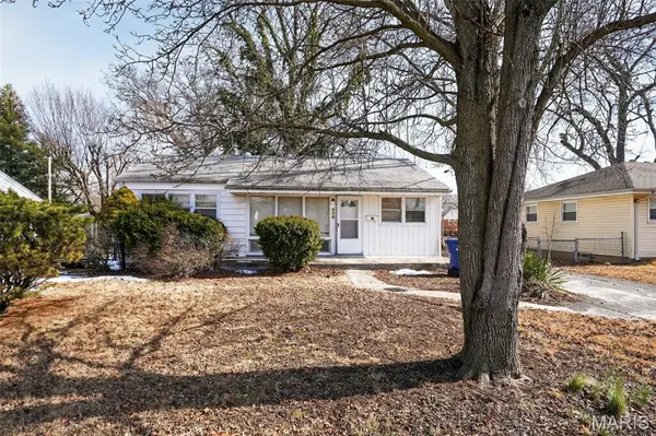 860 Saint Brendan LN, Florissant, MO 63031