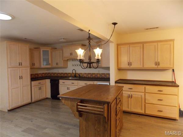 647 County Road 470, Poplar Bluff, MO 63901