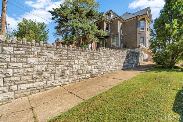 3831 S Grand BLVD, St Louis, MO 63118