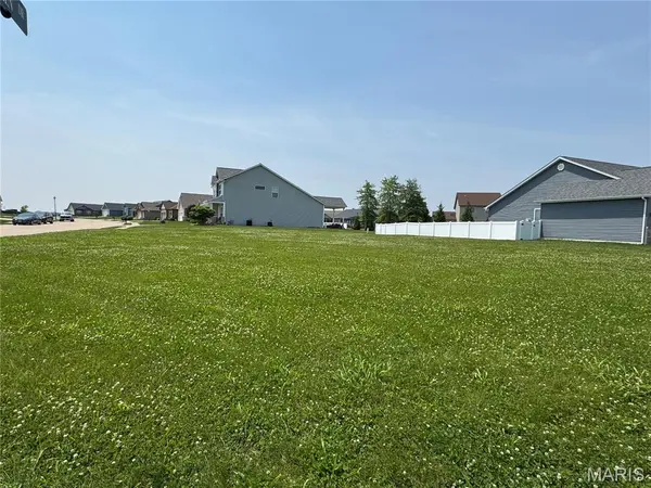 420 Chamberlain DR, Troy, IL 62294