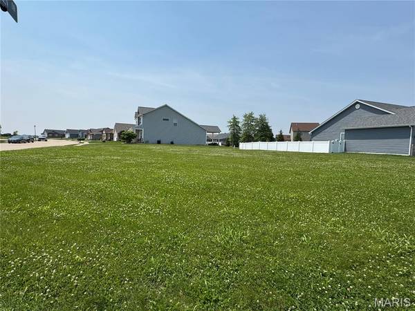 420 Chamberlain DR, Troy, IL 62294