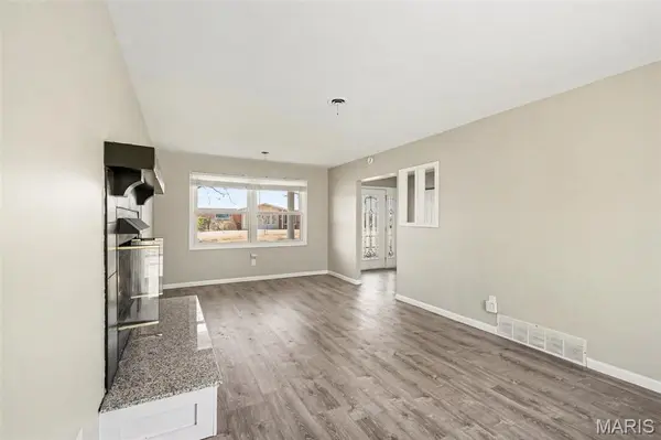 90 Brightmoor DR, Florissant, MO 63033