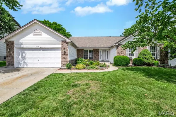 1828 Chateau Du Mont DR, Florissant, MO 63031