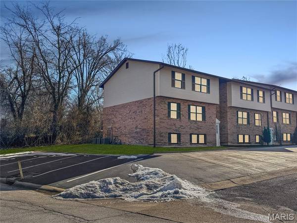 21 Village West CT #302, Washington, MO 63090