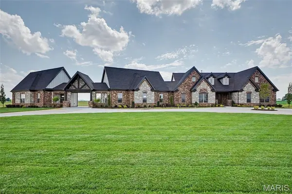 1050 Twin Silos LN, Orchard Farm, MO 63301