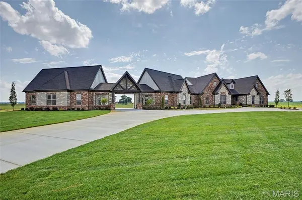 1050 Twin Silos LN, Orchard Farm, MO 63301