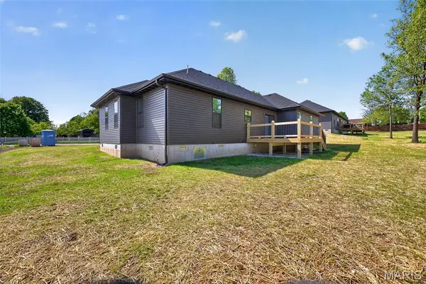 2228 Cherry Blossom CIR, Lebanon, MO 65536
