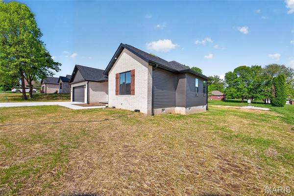2228 Cherry Blossom CIR, Lebanon, MO 65536