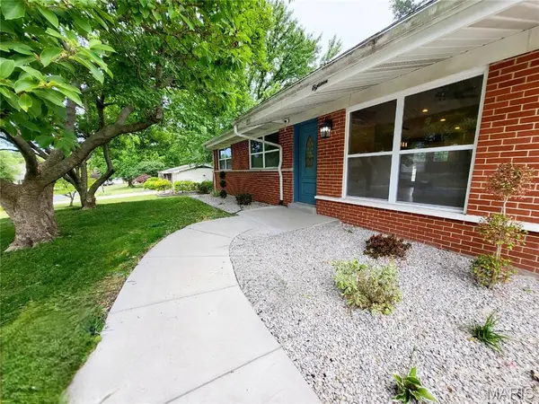 18 Queensbrook PL, Olivette, MO 63132