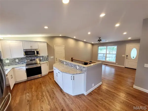 18 Queensbrook PL, Olivette, MO 63132