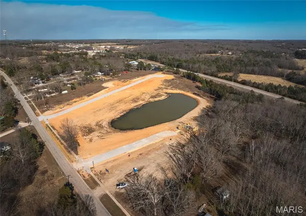 100 Clementine LN, Houston, MO 65483