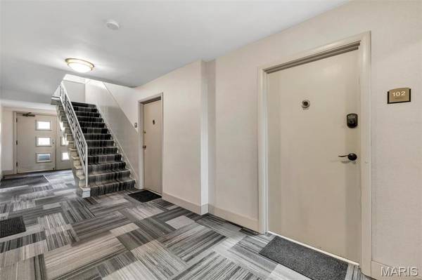 3 Delcrest CT #102, University City, MO 63124